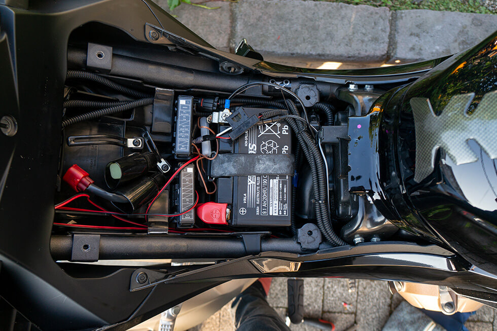 バイクに取り付けた バッ直電装アイテム の バッテリー上がり対策 Haq Portal
