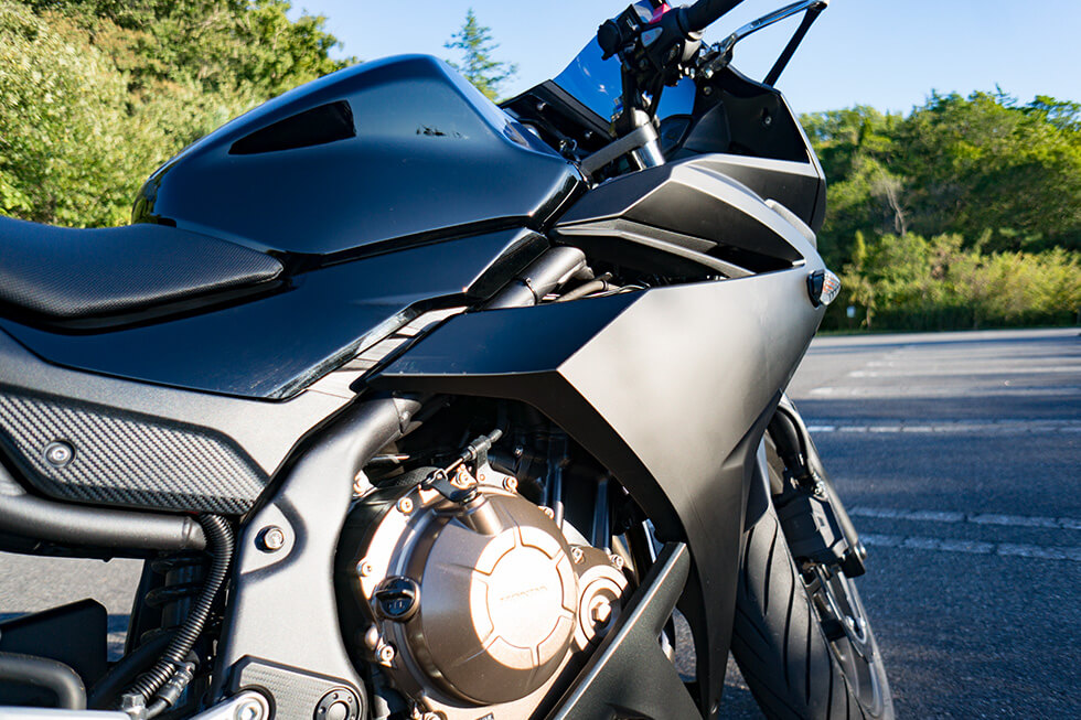 CBR400Rカスタム最終章。自家塗装でマットブラックに、全塗装。│HAQ