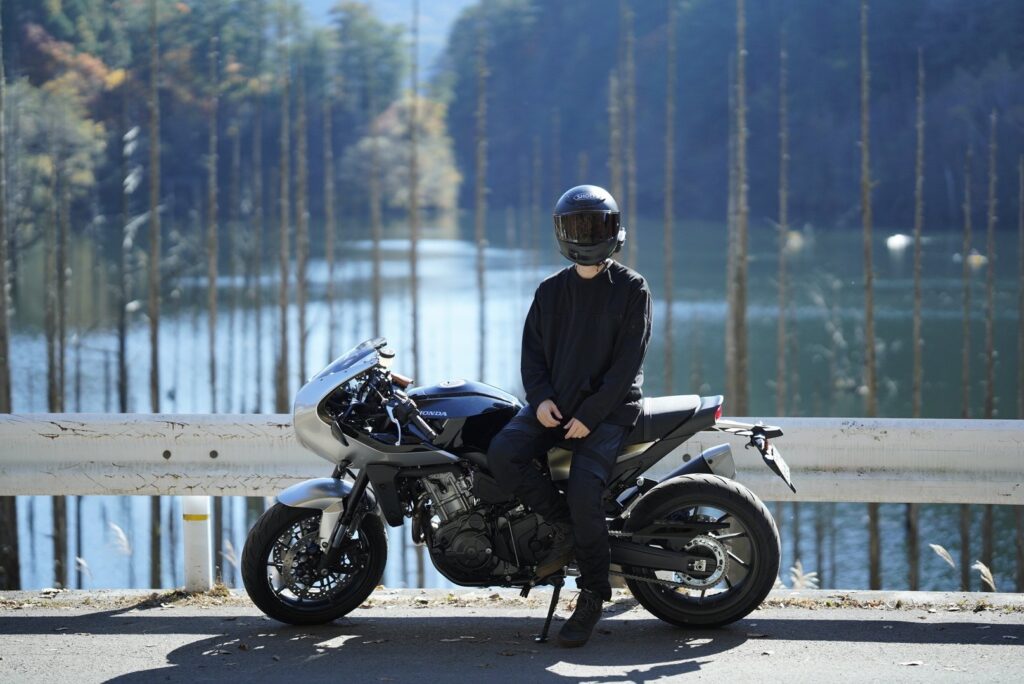 湖畔でHAWK11に腰かけるライダー