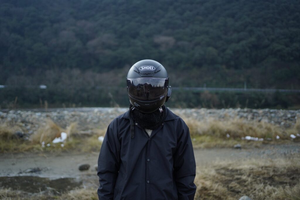 フルフェイスヘルメットをかぶったライダーの正面