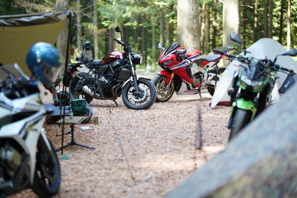 キャンプ場に並ぶバイクとテント