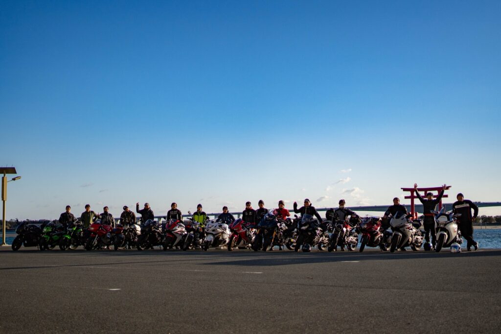 港でバイクを並べて集まったライダーたち