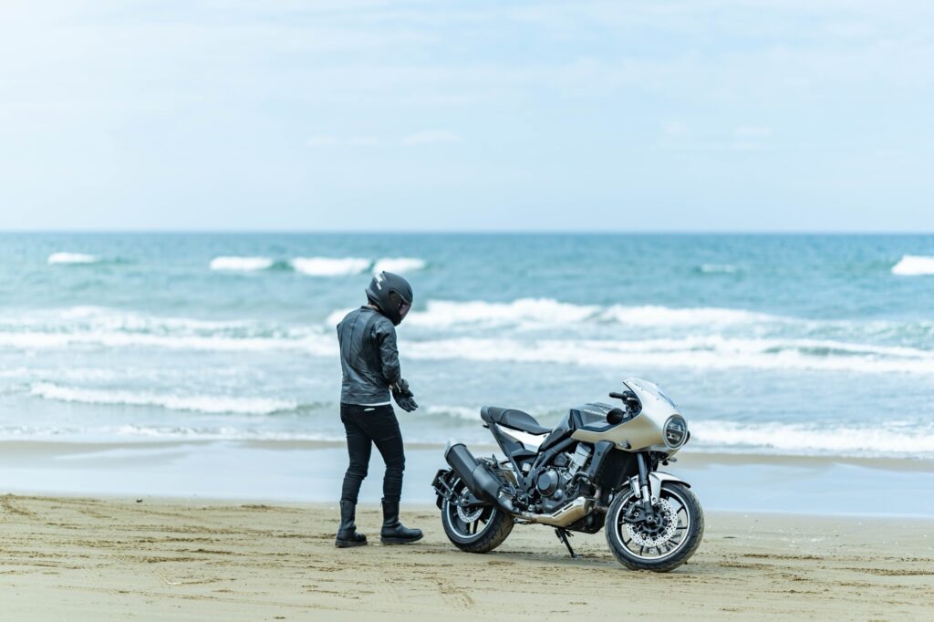 波打ち際に停めたHAWK11とライダー