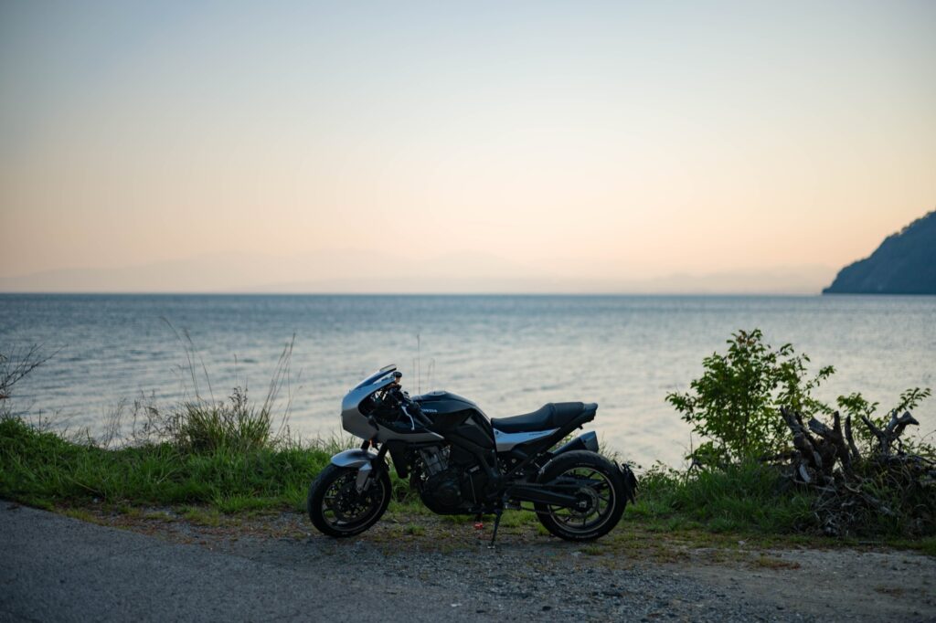夕暮れの湖畔に停めたHAWK11